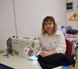 Благодаря соцконтракту жительница Климово расширила швейное дело