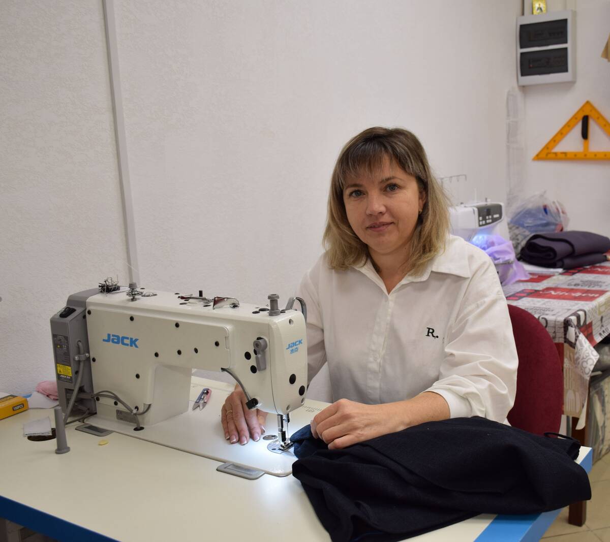 Благодаря соцконтракту жительница Климово расширила швейное дело