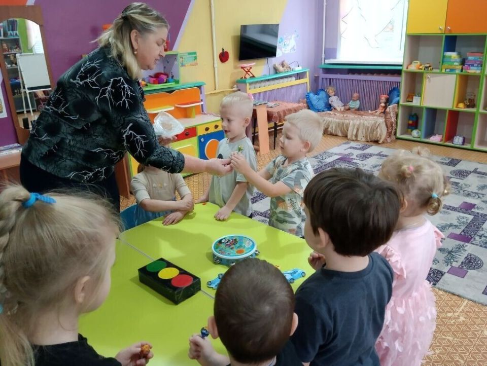 Очень важно научить детей безопасному поведению на улице и на дороге