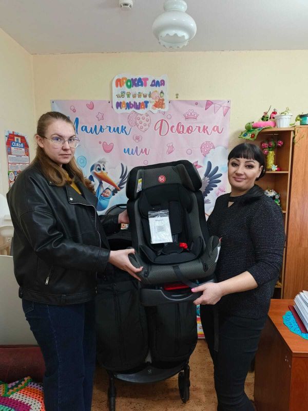 Молодая семья Мухиных Александра и Александры воспользовалась услугами пункта проката предметов первой необходимости для новорожденных и детей до 3-х лет