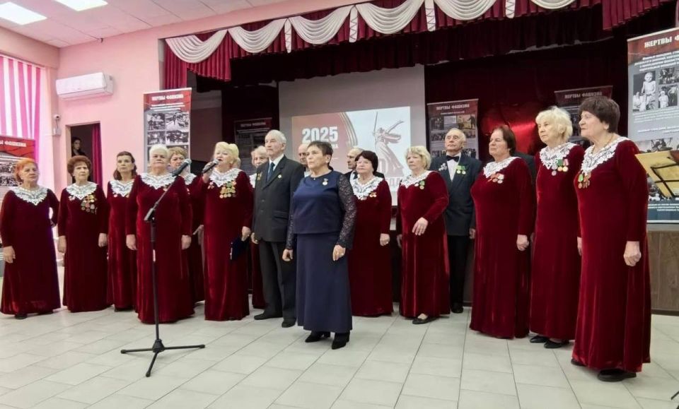 С патриотической концертной программой «Ветеранский десант» хора ветеранов войны, труда, вооруженных сил и правоохранительных органов Советского района (рук.Запецкая М. В.)выступил в стенах МБОУ «Средняя общеобразовательная...