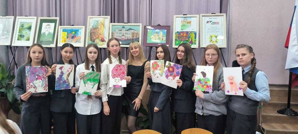 12 ноября 2025 г. преподаватели художественного отделения ДШИ им. Е.М. Беляева приняли участие в профориентационной игре-квест "Свободного времени - НЕТ!", который прошёл на базе МБОУ СОШ №2 им. Герцена