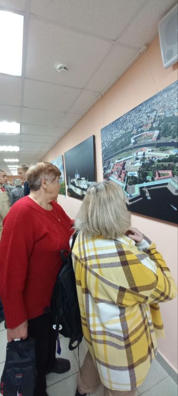 Члены клуба «Активное долголетие» ГБУ КЦСОН Дубровского района недавно посетили выставку фотографий известного мастера Костаса Асимиса под названием «На страже Отечества: кремли и крепости России»