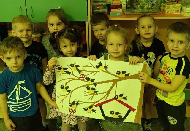 Сегодня к ребятам МБДОУ-детский сад №12 «Дюймовочка» прилетела в гости птичка-невеличка и рассказала, что сегодня у нее праздник! Оказалось, что это синица, а 12 ноября «Синичкин день» - экологический праздник