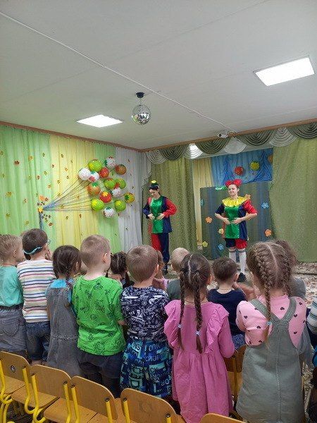 А у нас сегодня праздник. Радостный, весёлый