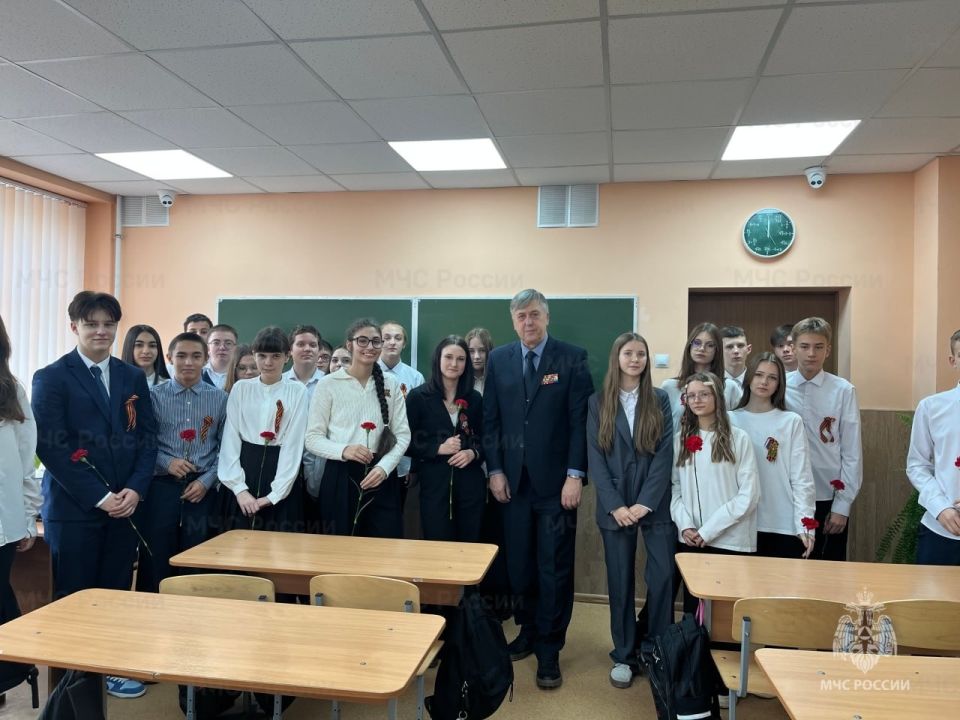 Ветераны Главного управления МЧС России провели урок мужества в школе №60