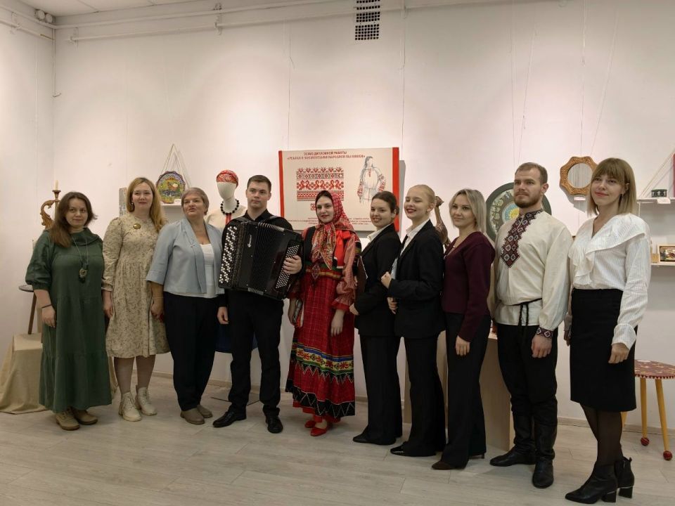 Сегодня в Городском выставочном зале прошло открытие выставки декоративно-прикладного искусства «Наследники традиций» студентов ГБПОУ «Брянский областной колледж искусств»