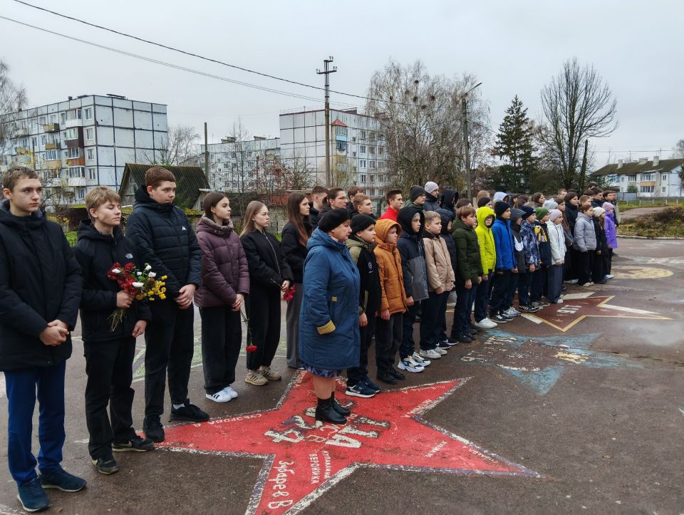 Сегодня в честь увековечения памяти Андоралова Романа Леонидовича, погибшего при освобождении Донецкой Народной Республики была открыта мемориальная доска на фасаде ПСШ №1, в которой он учился
