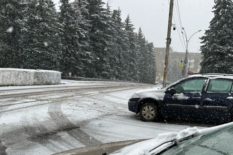 В городе Брянске повалил хлопьями снег