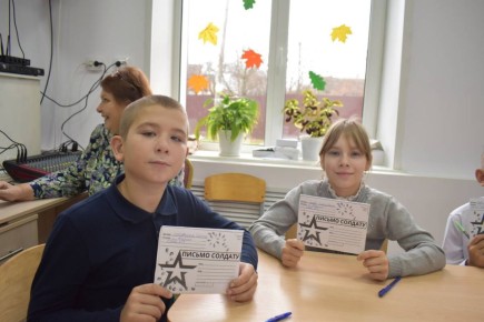 В Клетне дети участников СВО написали письма солдатам