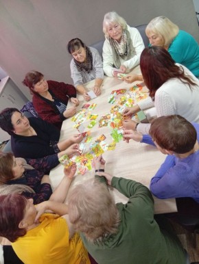 В рамках Всемирного дня осведомленности о стрессе, психолог комплексного центра Навлинского района Евгения Владимировна Нижних провела для участников клуба «Активное долголетие» информационно-практическое занятие