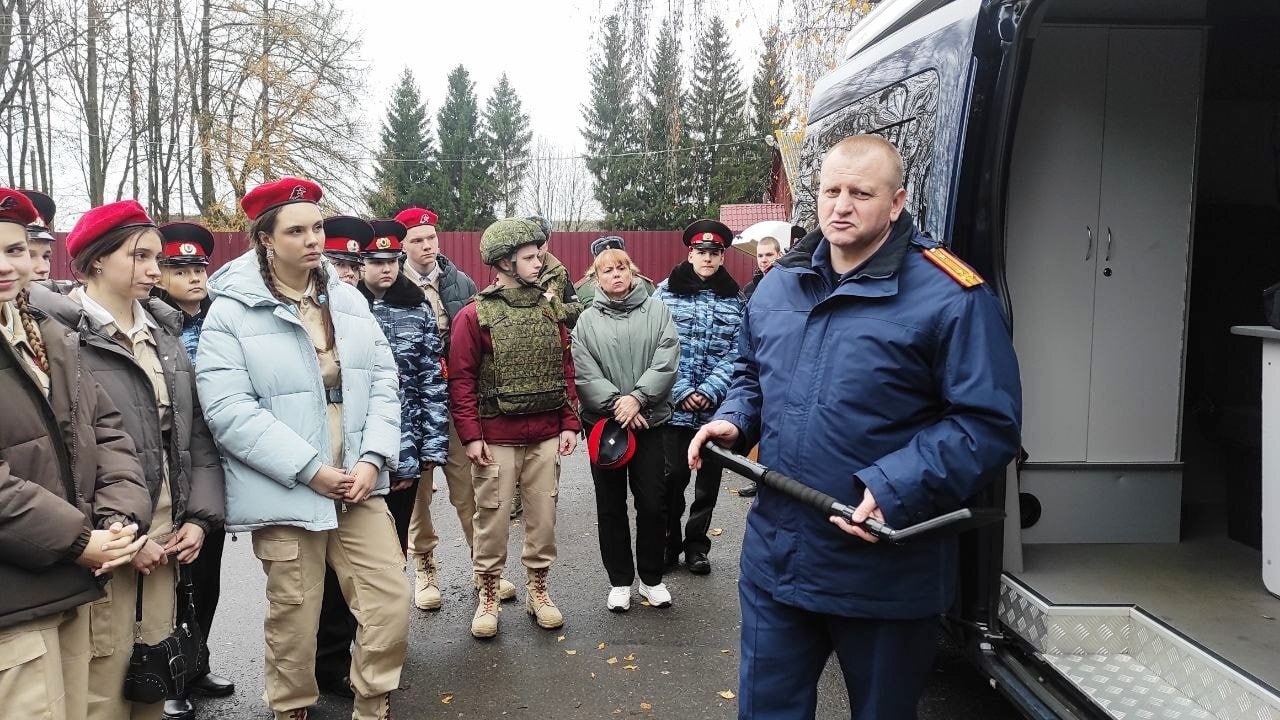 Следователь-криминалист регионального следственного управления совместно с сотрудниками военного следственного отдела по Брянскому гарнизону провел занятие с кадетами и юнармейцами