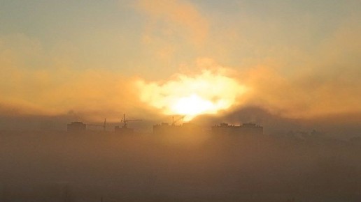 В Брянске засняли туманный рассвет при морозной погоде