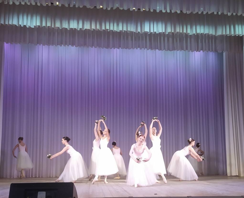 На сцене Детской школы искусств №1 им.Т.П.Николаевой встретились более пятисот юных танцоров из разных уголков Брянской области - участники IV Брянского областного хореографического конкурса «Феерия танца»