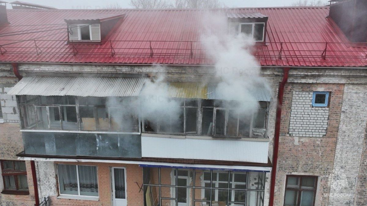 В дряхлом жилом доме на Фокина в Брянске разразился мощный пожар