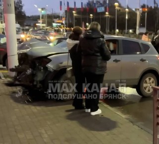 В Брянске на Кургане кроссовер влетел в столб