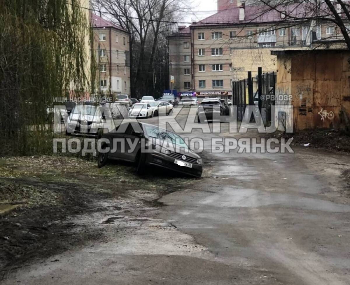 В Брянске на «Полтиннике» легковушка угодила в огромную ловушку