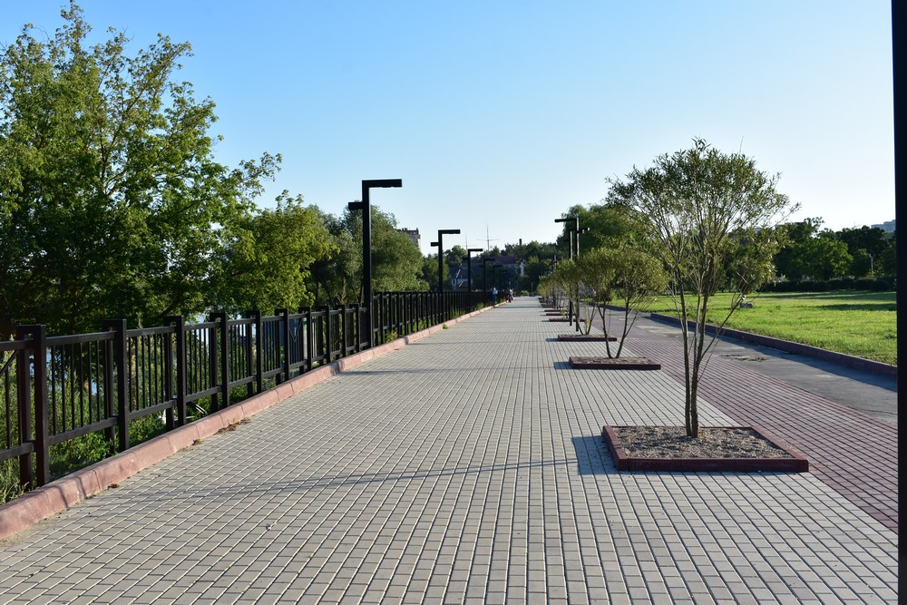 Настя Ивлеева прогулялась по набережной в Брянске