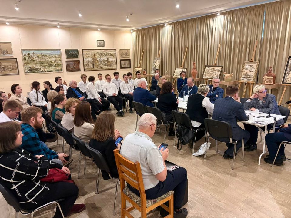 В эти минуты в Брянском краеведческом музее работают секции, в рамках проведения II Международной научно-практической конференции «Геноцид советского народа. План рейха. Жестокие уроки истории»: