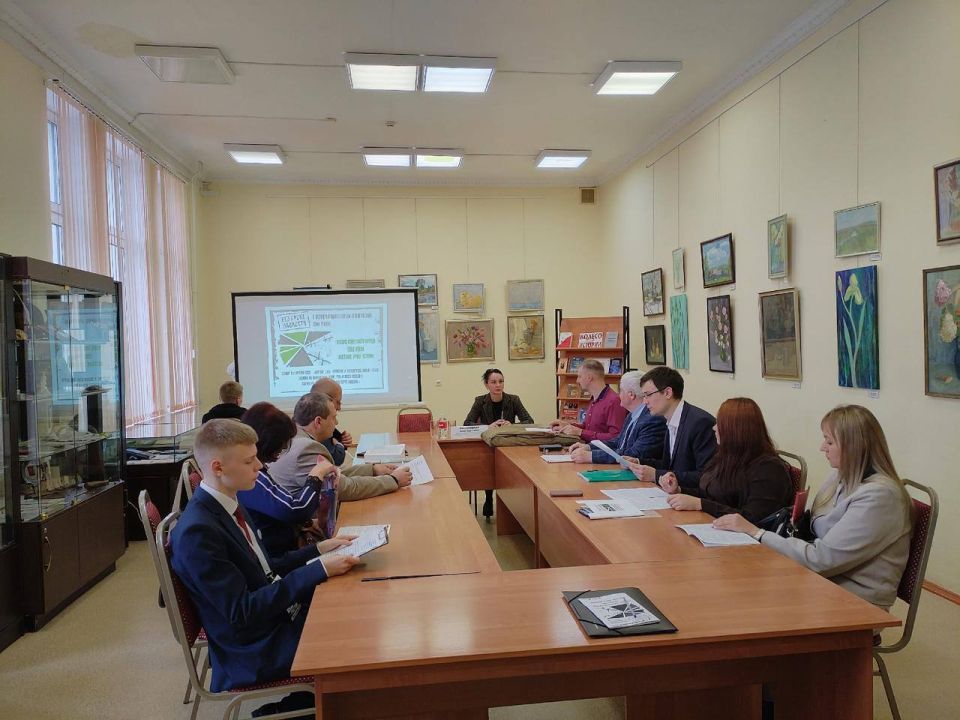 В эти минуты в Брянской областной библиотеке им. Ф. И. Тютчева в рамках II Международной научно-практической конференции «Геноцид советского народа. План рейха. Жестокие уроки истории» начала свою работу секция «Сохранение и...