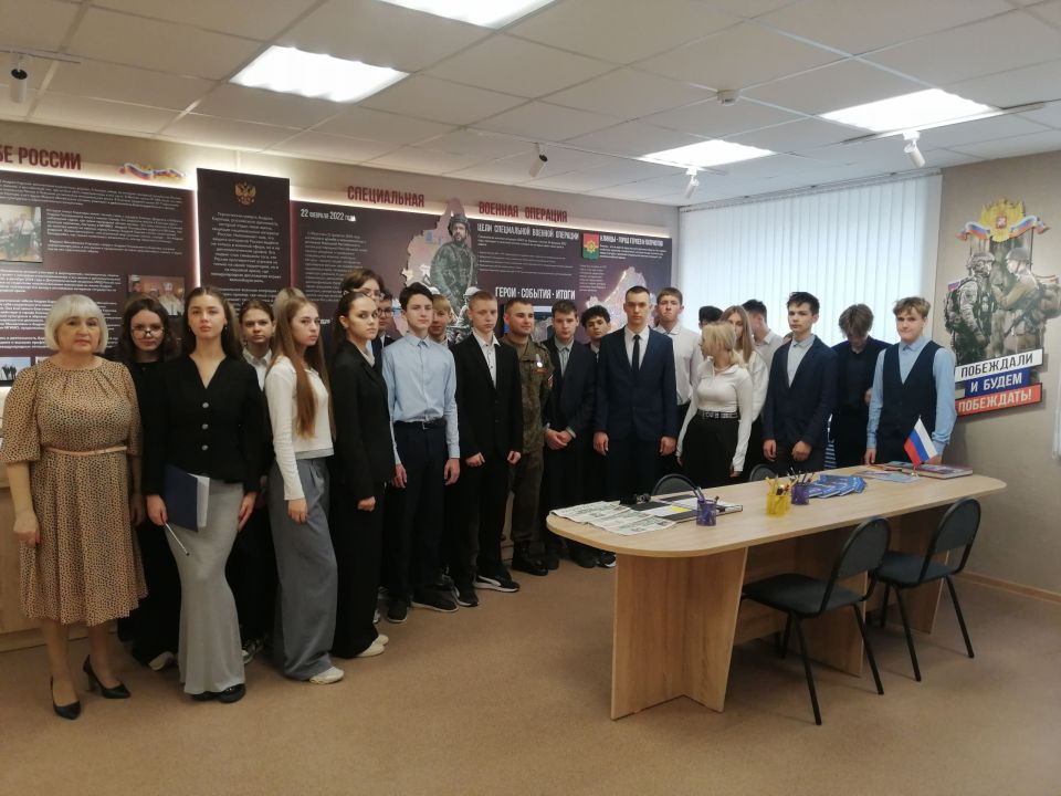 18 ноября 2025 года в МБОУ-СОШ №9 им. А.Г. Карлова в школьном музее «Живая нить времён» был организован и проведен патриотический час «Если, Родина зовет», посвящённый событиям специальной военной операции