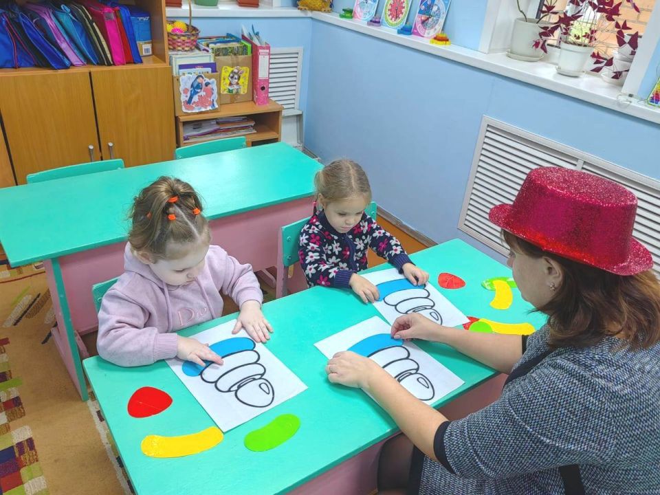 Ноябрь принес с собой не только прохладные дни, но и долгожданное первое занятие для наших самых маленьких воспитанников из группы «Малыши» отделения дневного пребывания и реабилитации