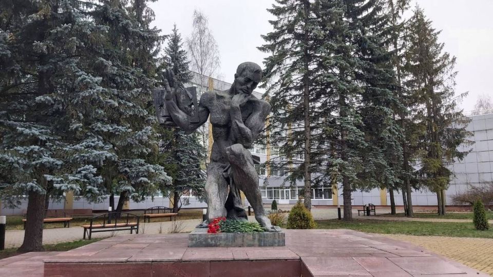«Несущий знания – бессмертен»: история уникального памятника учителям-фронтовикам в Брянске