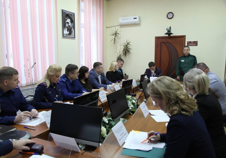 В рамках Всероссийского дня правовой помощи детям прокурор по надзору за соблюдением законов в исправительных учреждениях Брянской области Игорь Ващенко принял участие в правовом консультировании несовершеннолетних...