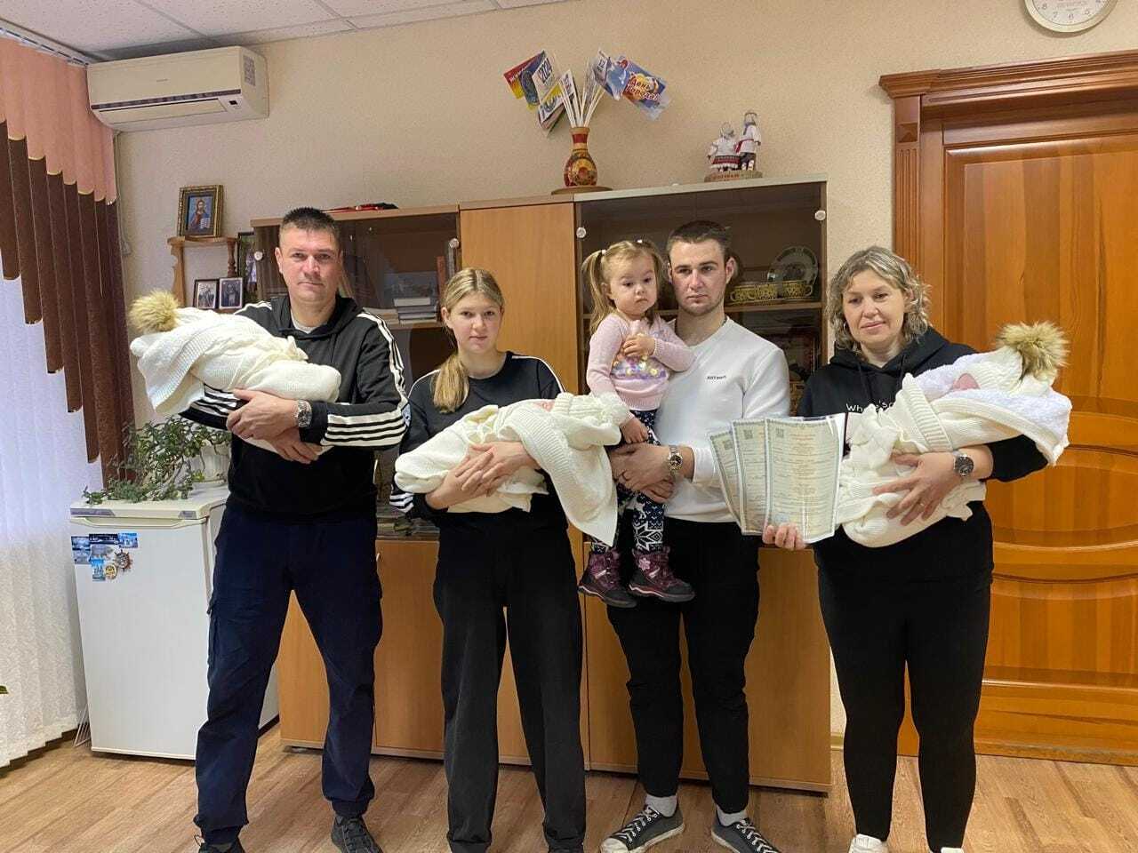 В администрации Жуковского муниципального округа в субботу, 15 ноября, царило особое оживление: здесь состоялось поздравление супругов Квакухиных, Натальи и Евгения, у которых родилась тройня