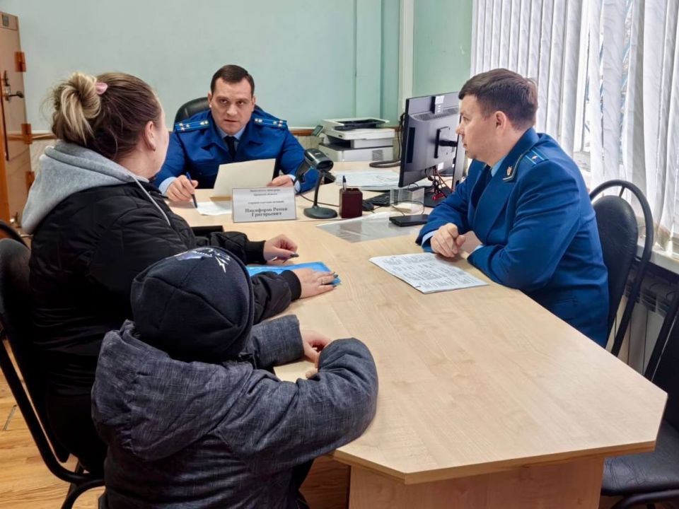 Заместитель прокурора области Роман Никифоров провел выездной прием граждан в Комаричском районе