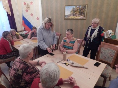 В краеведческой библиотеке им. А.Ф. Землянского для ГБУ КЦСОН г. Клинцы и Клинцовского района прошел увлекательный мастер-класс «Свечи из вощины»