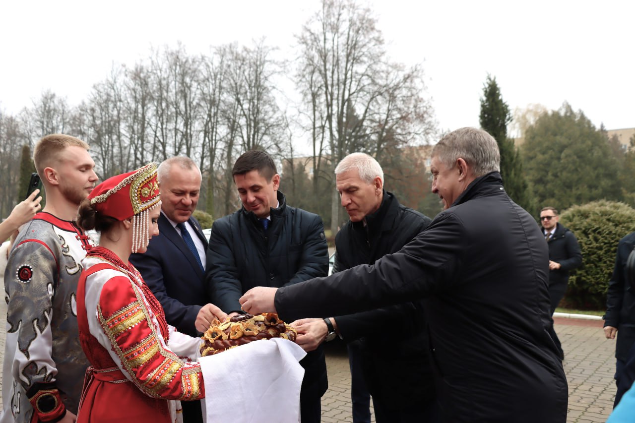 Осень на Брянщине – время подводить итоги сельскохозяйственного года и чествовать тружеников АПК, которые не только успешно завершили полевые работы, но и недавно отметили профессиональный праздник!