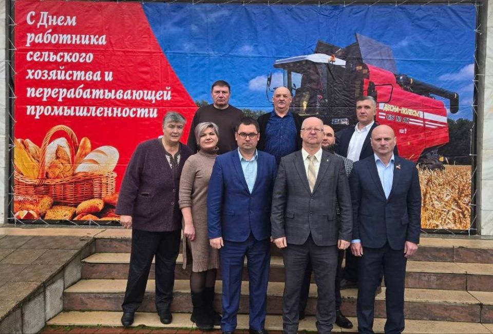 Сегодня новозыбковская делегация во главе с главой городской администрации А. В. Юрловым и заместителем главы А. Н. Хохловым посетила торжественное мероприятие, посвященное региональному празднованию Дня работника сельского...