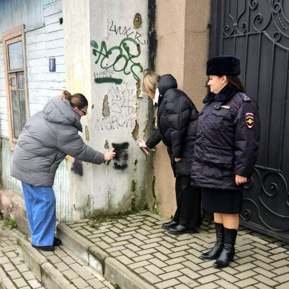 В Брянске полицейские и волонтеры провели рейд по закрашиванию граффити на жилых домах и иных строениях