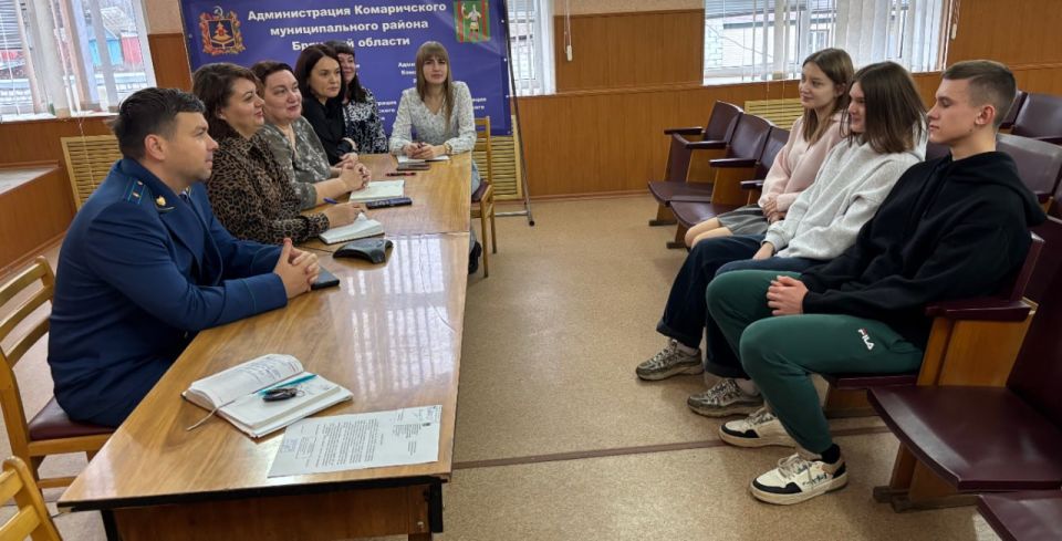 В администрации Комаричского муниципального района 20.11.2025 года состоялся День правовой помощи, на который были приглашены дети-сироты, дети, оставшиеся без попечения родителей, их законные представители, а также...