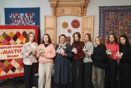 Студенты Брянского профессионально-педагогического колледжа посетили Центр «Народное творчество» в рамках реализации программы «Пушкинская карта»