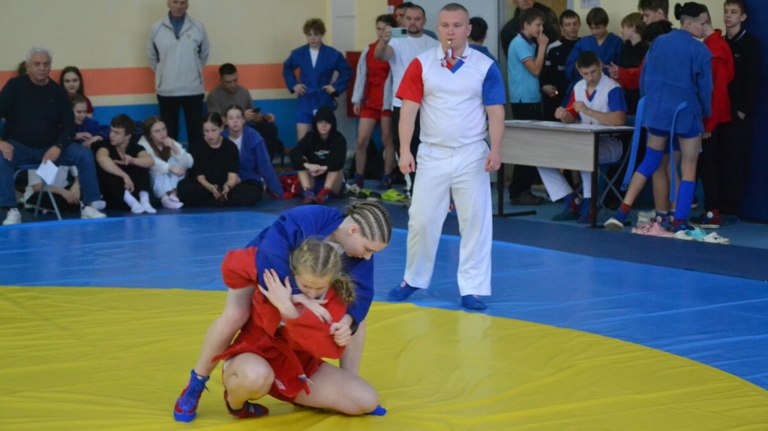 В Брянске 420 юных самбистов вышли на татами Дворца единоборств