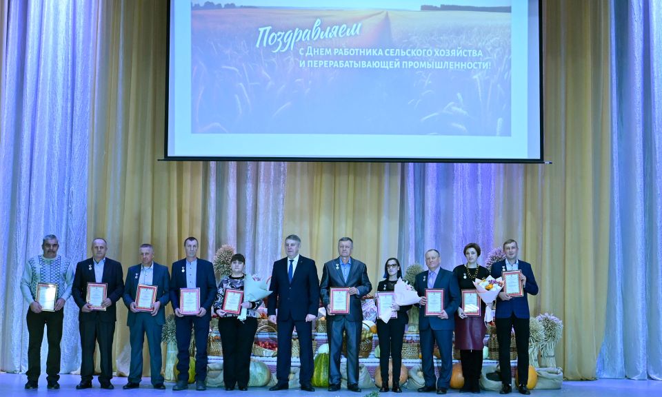 Губернатор Брянской области поздравил с профессиональным праздником тружеников сельского хозяйства и перерабатывающей промышленности