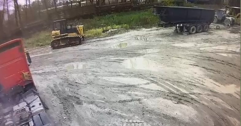 Двое брянцев украли запчасти с гусеничного трактора