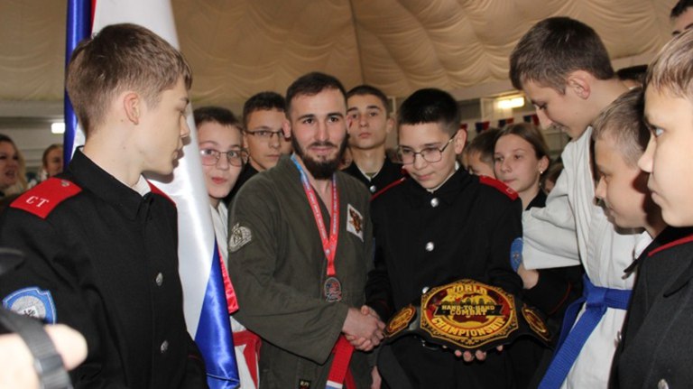 В Стародубе чемпион мира по рукопашному бою Дамир Казанов встретился со школьниками