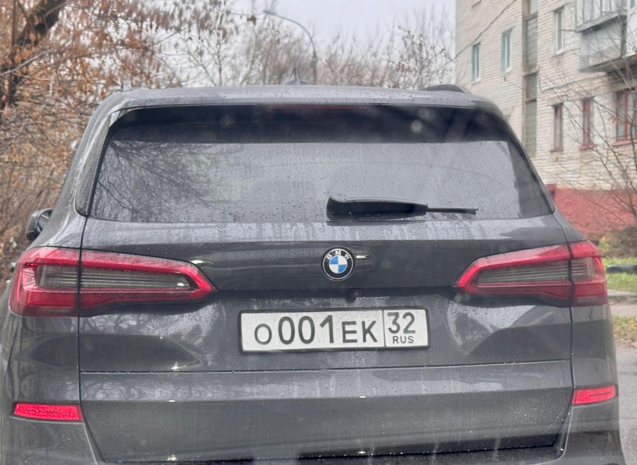 С 1 января 2025 года все вновь выдаваемые номера со световозвращающим покрытием должны содержать изображение национального флага