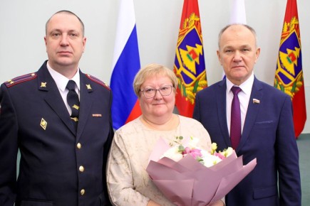 Брянский полицейский – внук Героя Советского Союза – принял участие в церемонии передачи копии Знамени Победы