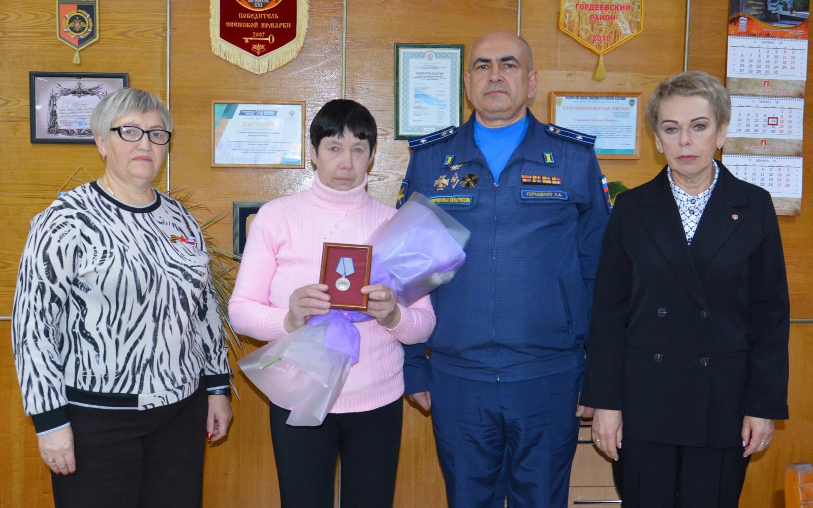 В Гордеевском районе Брянщины торжественно вручили награды мамам погибших солдат СВО