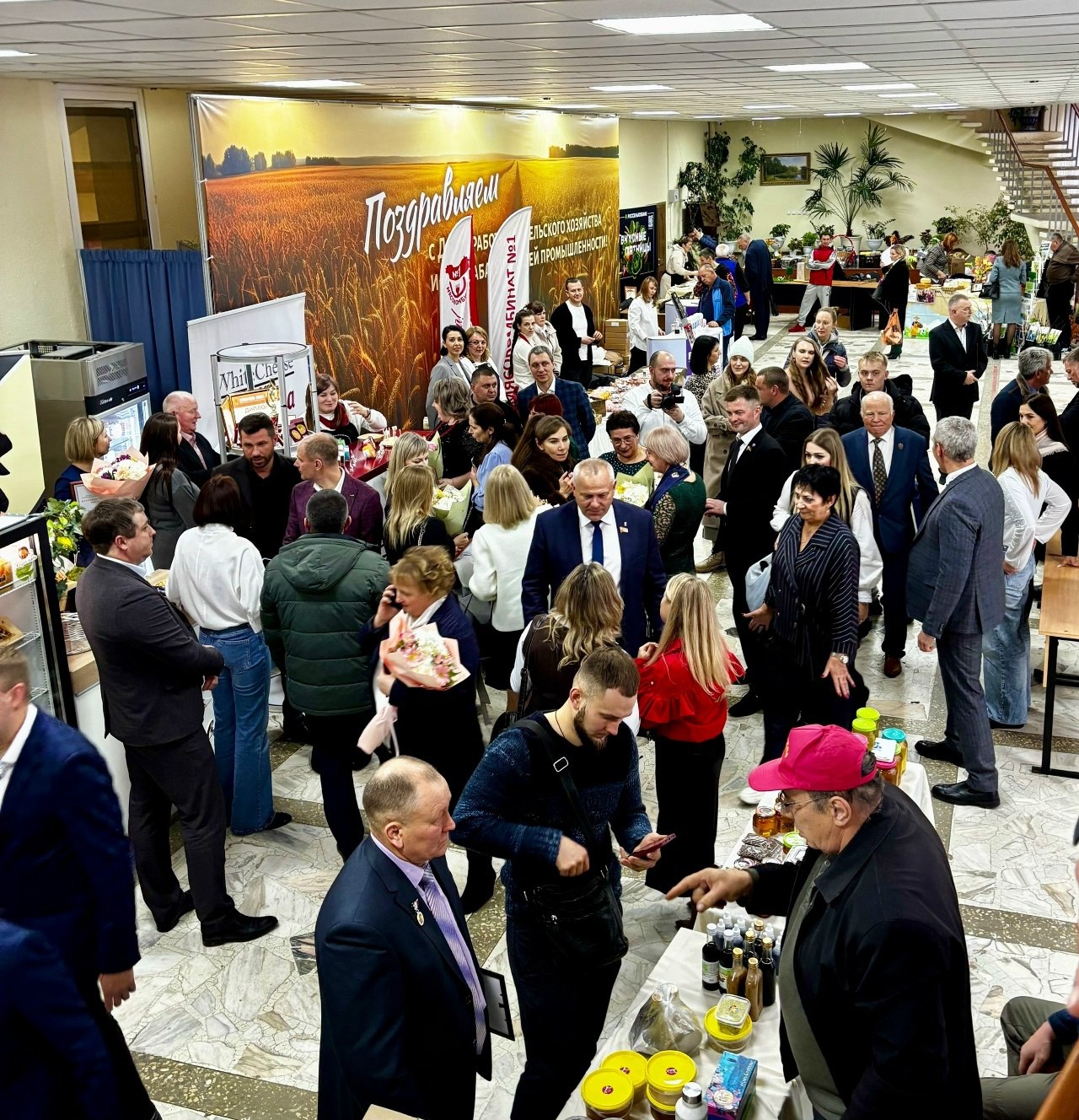 С достижениями брянских аграриев гости могли ознакомиться на выставке, развернутой в фойе Брянского государственного аграрного университета