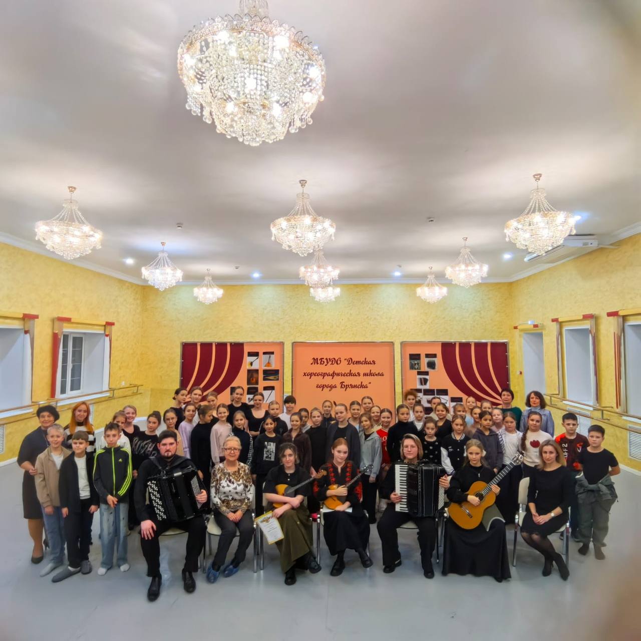 В Детской хореографической школе г. Брянска состоялось замечательное мероприятие в рамках "Музыкальной гостиной" – лекция-концерт "Играй, мой оркестр"!