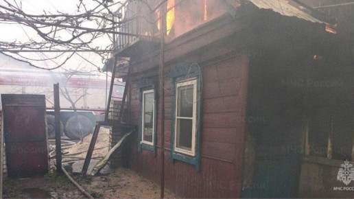 В Новозыбкове загорелся деревянный частный дом с мансардой