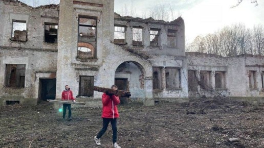 Волонтеры благоустраивают усадьбу княгини Воейковой в Лопандине