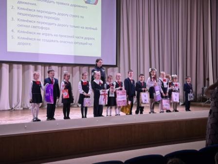 Сотрудники Госавтоинспекции города Брянска посвятили первоклассников в пешеходы