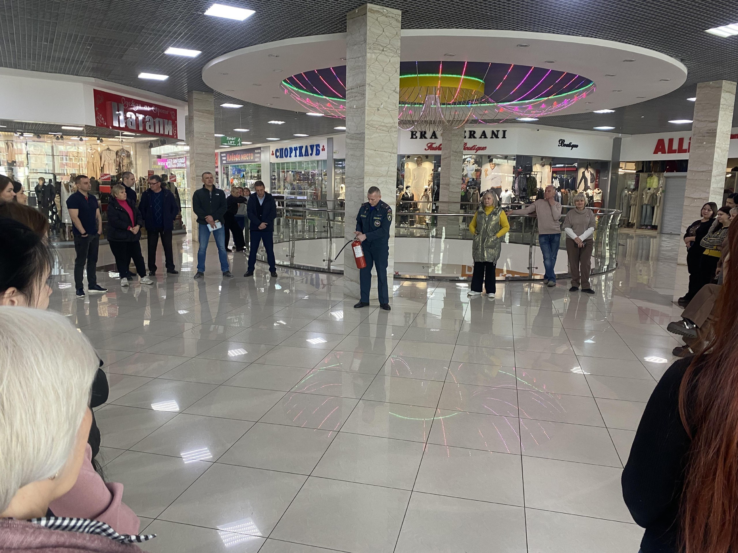 25 ноября 2025 года в торгово – развлекательном центре «Гранд Парк» г. Клинцы состоялась встреча с его руководством и арендаторами с целью проведения профилактической беседы по соблюдению требований пожарной безопасности