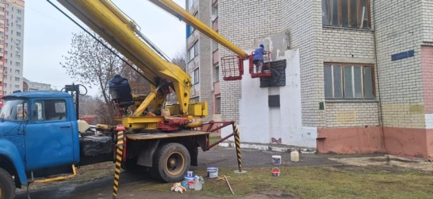 В Брянске приступили к реставрации памятной доски Евгению Евдокимову